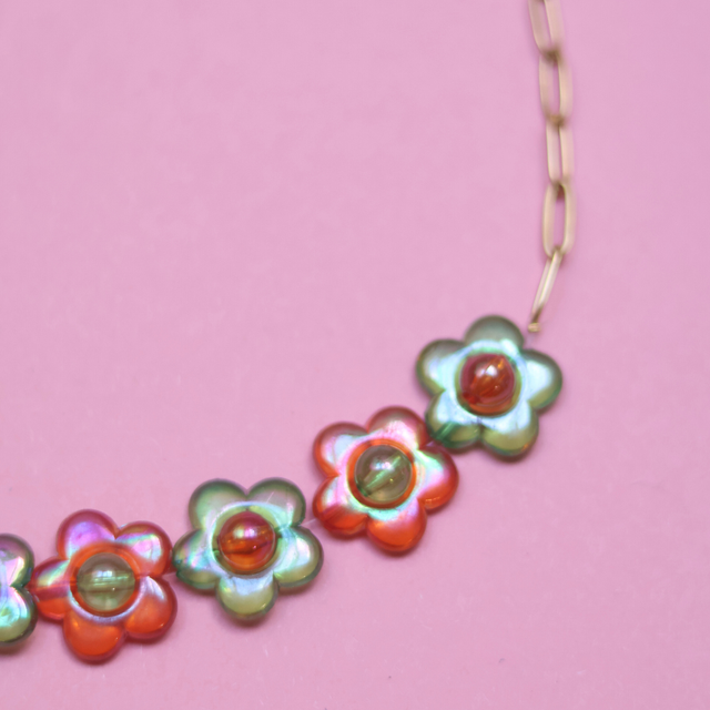 Collier Fleurs Oranges &amp; Vertes irisées