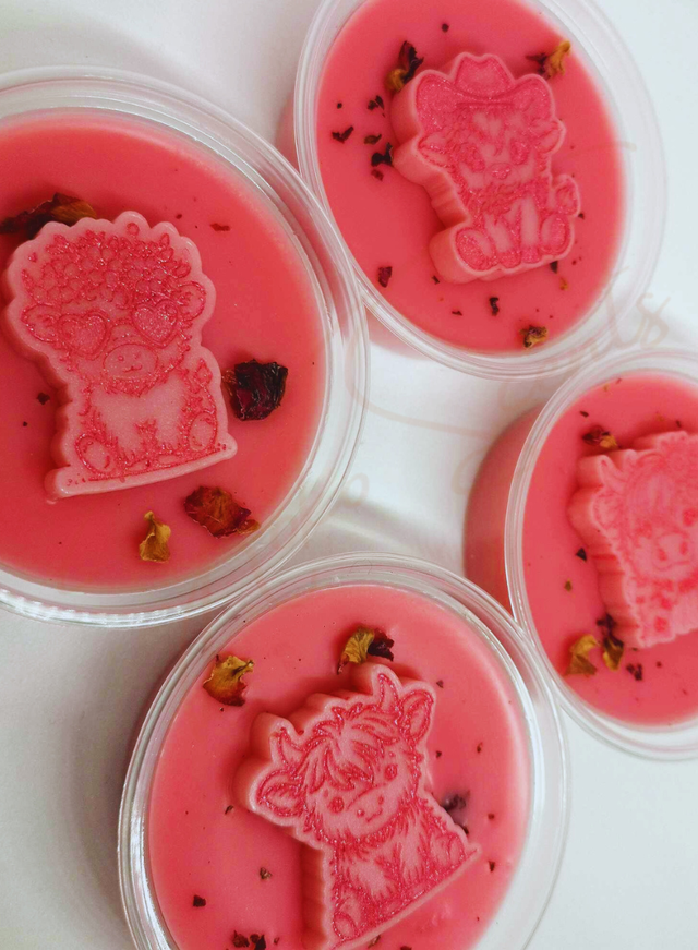 Rose Petal Laundry Wax Melt 2oz Pot with Highland Cow Topper 
