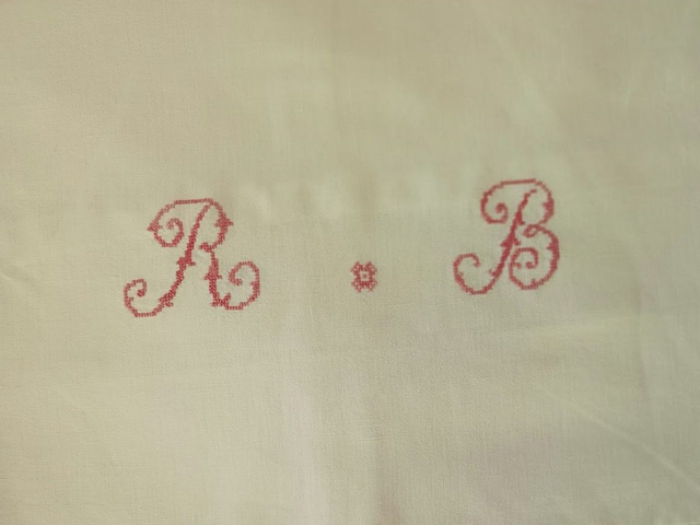 Monogramme RB brodé point de croix rouge sur drap ancien