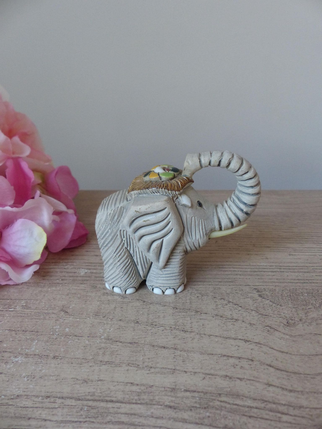 Figurine Éléphant Porte-Bonheur Rinconada – Sculpture Artisanale en Argile, Uruguay, Sculpture Élégante en Poterie, Cadeau Décoratif Unique