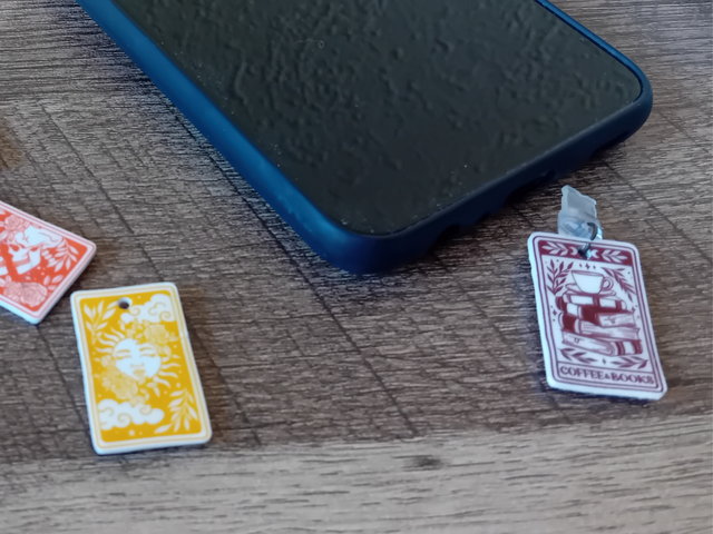 Pack mystère – Bijou de téléphone anti-poussière Tarot (Lune, Soleil, Amour, Books & Coffee) – Accessoire iOS & Android