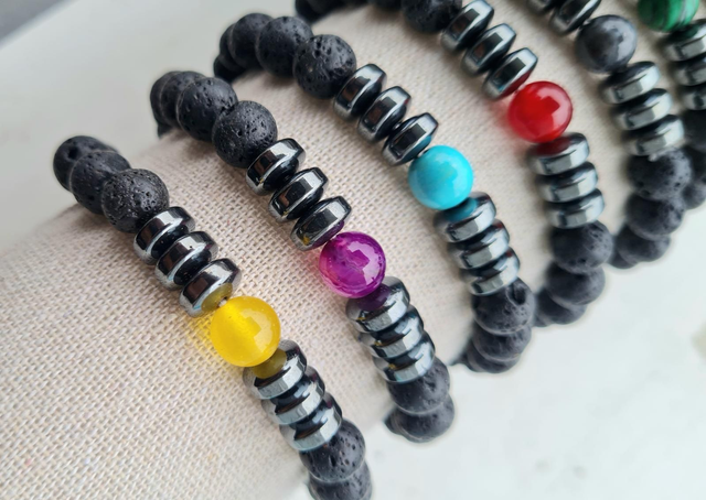 Bracelets en perles semi-précieuses lave et rondelles en hématite avec perle centrale colorée