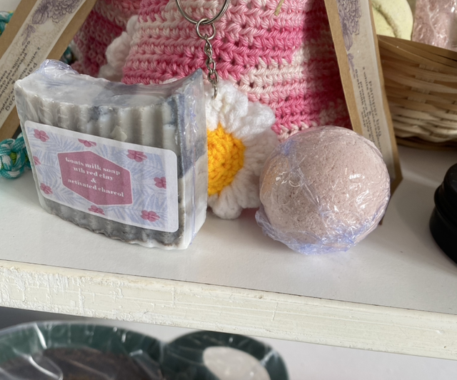 Pamper bag in crochet gift bag with flower keychain 