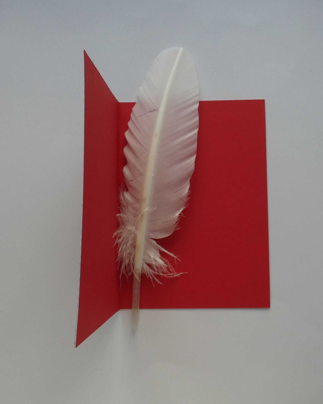 La fillette chantant devant le sapin