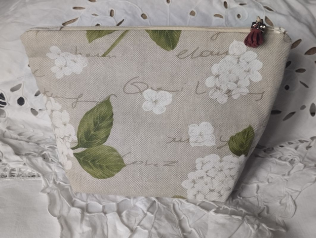 Trousse pochette "hortensias" tissu romantique doublée coton fermée par zip 