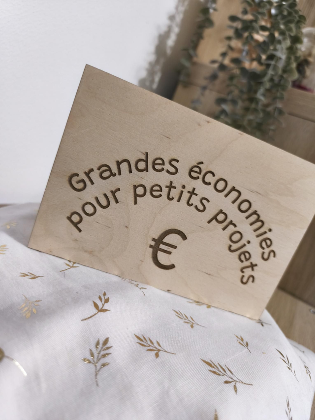 Tirelire en bois avec tableau d’épargne – Personnalisable