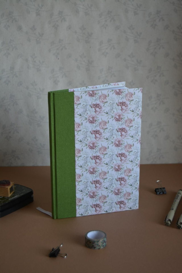 Carnet de notes vert et fleurs roses
