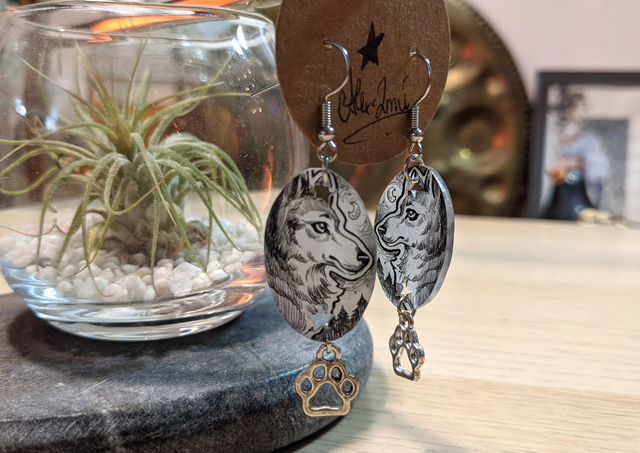 Loups, boucles d&#039;oreilles avec breloque empreinte de patte