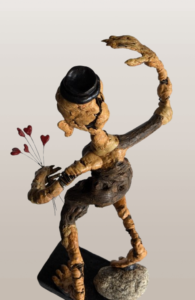 Sculpture amoureux romantique sur bois de cep de vigne