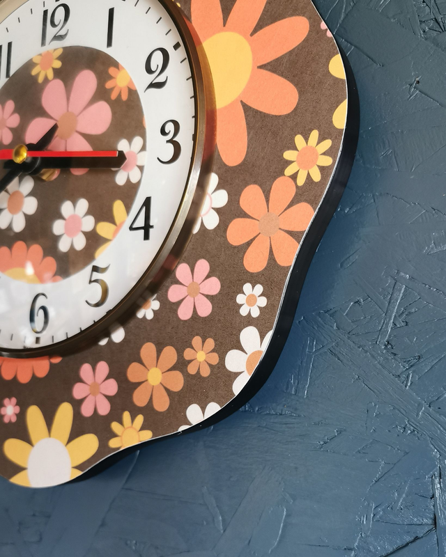 Horloge vintage pendule murale silencieuse fleur "Seventies"