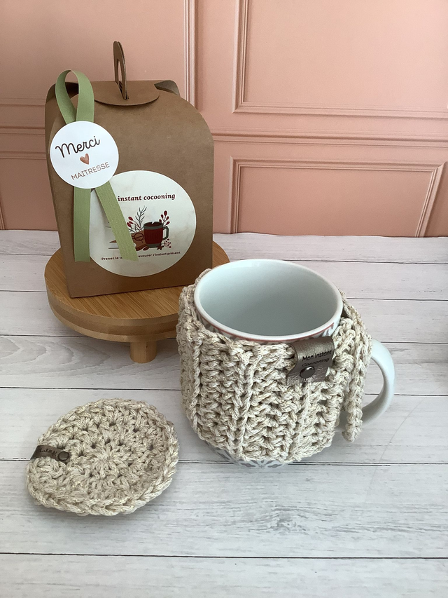 Coffret cocooning Tasse + sous tasse + manteau de tasse au crochet