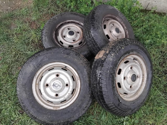 4 roues 185R14C 102/100R ( Pas D'envoi )