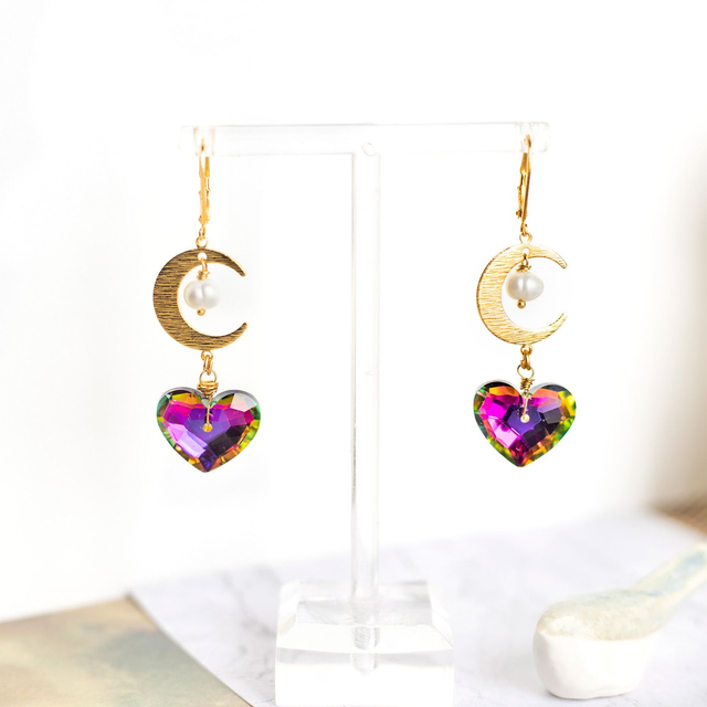 Boucles d&#039;oreilles Coeurs en cristal violet et pendentifs Lune dorés