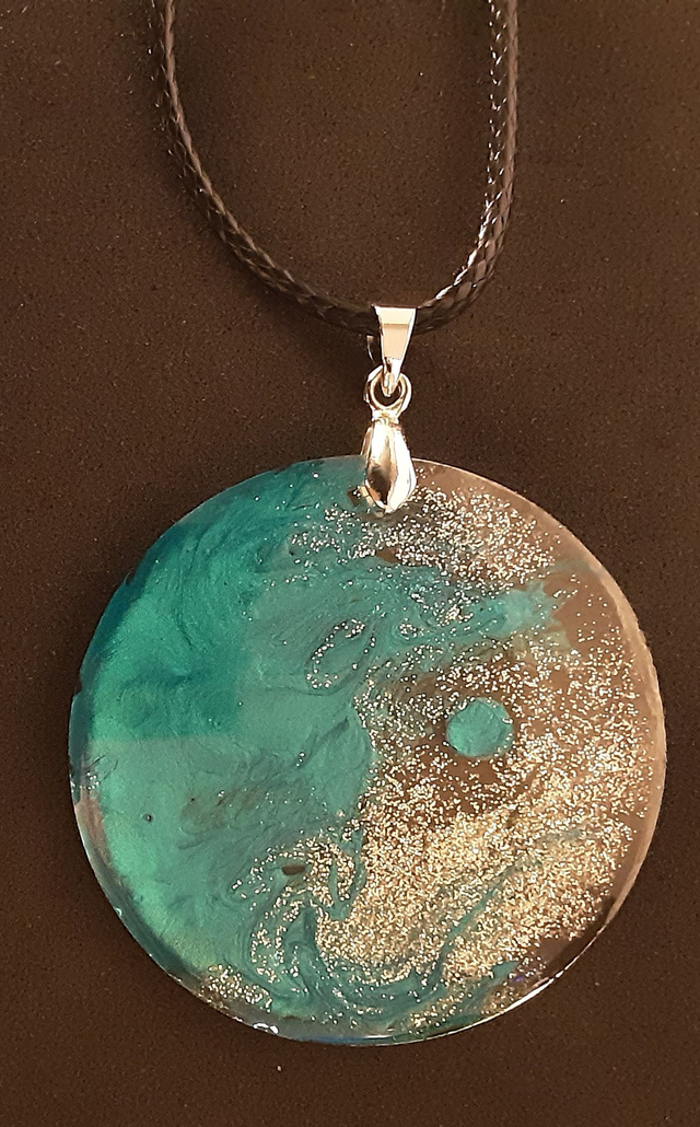 Pendentif rond collection Vaporeux impression bleu turquoise nacré et poudre doré