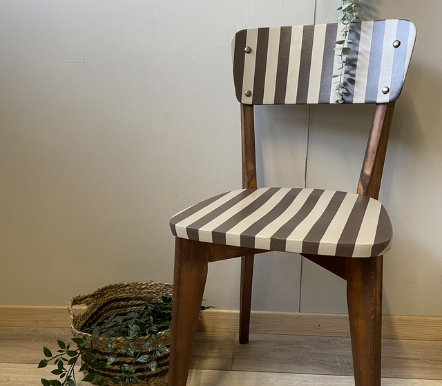 Chaise style scandinave à rayures 