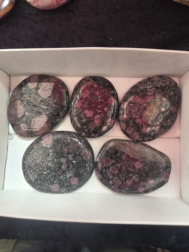 Garnet in mica palmstone