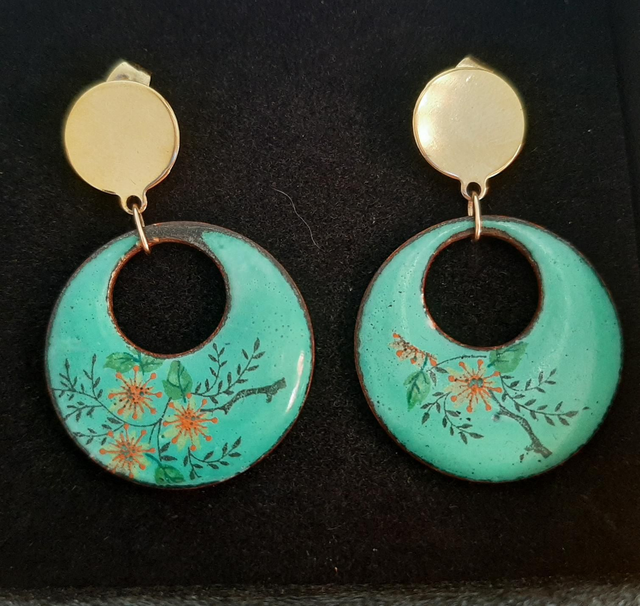 Boucles d&#039;oreilles rondes ajourées vert d&#039;eau