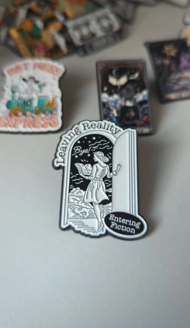 Pin's émaillé leaving reality