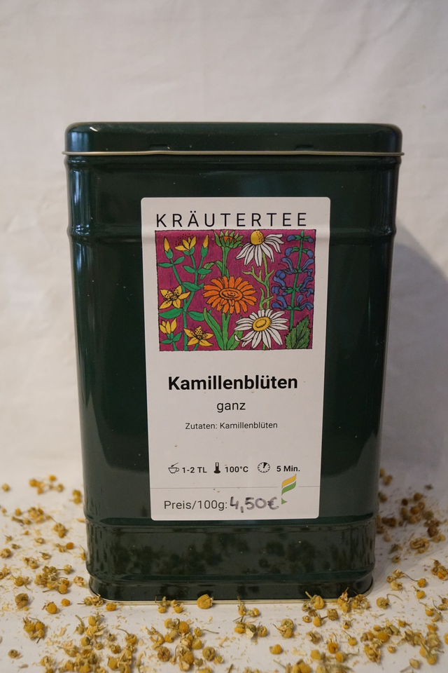 Kamillenblüten ganz