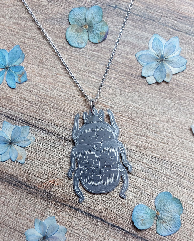 Le scarabée - Collier insecte stellaire en métal gravé