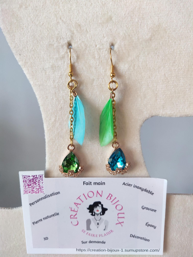 Boucle d'oreille pendante strass et plume 