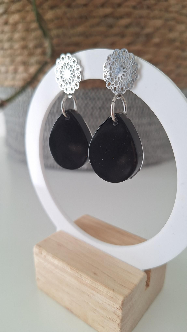 Boucles d&#039;oreilles gouttes noires et rosaces
