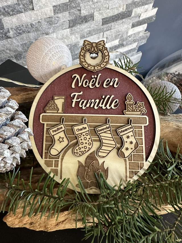 Boule de Noël personnalisé famille - Chaussettes sur la cheminée