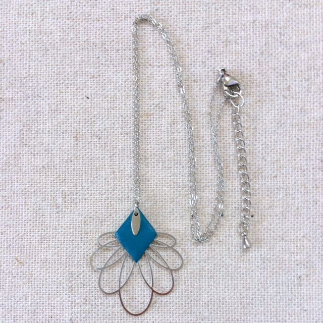 Collier « Madrigal » argenté, cuir bleu canard