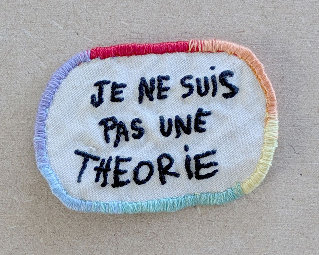 Broderie thermocollante fait main - Je ne suis pas une Théorie -  6,7 x 4,5 cm