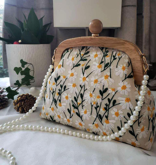 Daisy Embroidery + Wooden Handle Bag