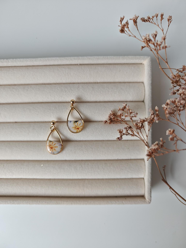 Elegant Spring Kolekcija - Viseči uhani v obliki kapljice s potiskom in osnovo na pozlačeni kroglici