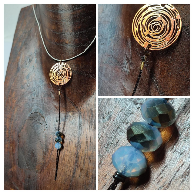 Collier cercle , chaîne noire et perles en verre monté sur fil de lin avec chaîne d'extension en acier inoxydable doré 