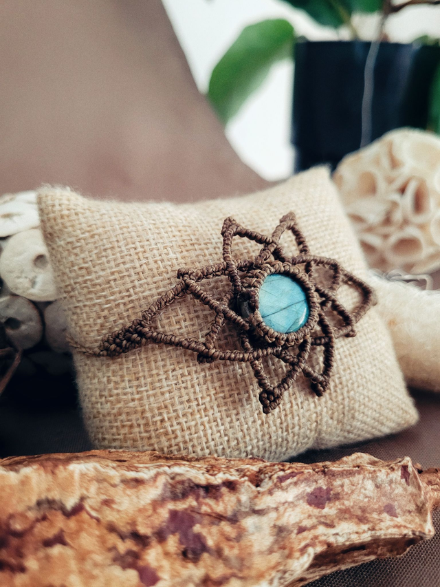 Bracelet mandala en micro-macramé et labradorite