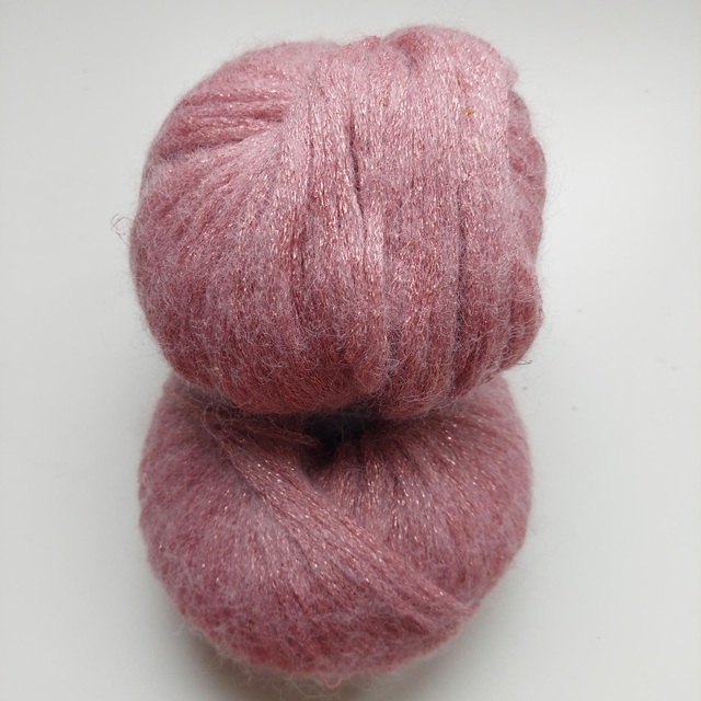 A personnaliser : châle ou écharpe en laine rose a paillettes 