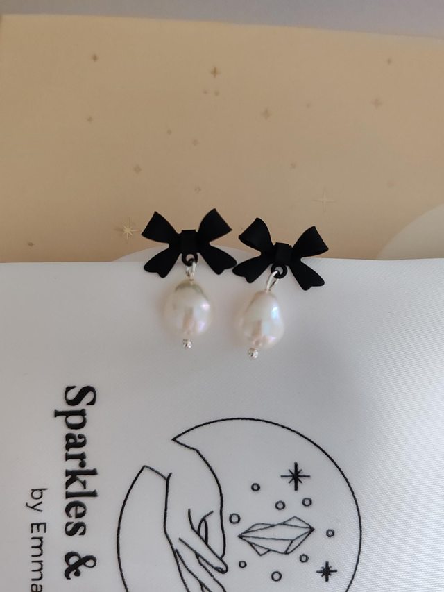 Black bow pearl earrings
