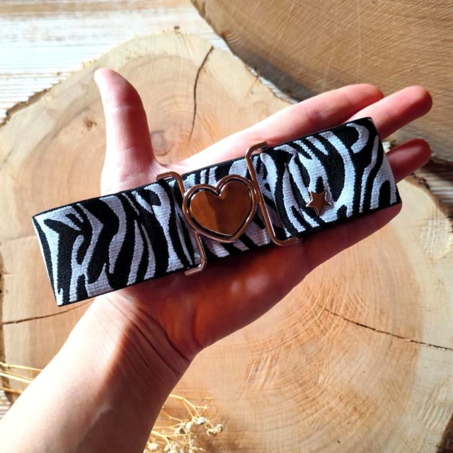 Ceinture noire zébrée blanc – Boucle cœur argentée