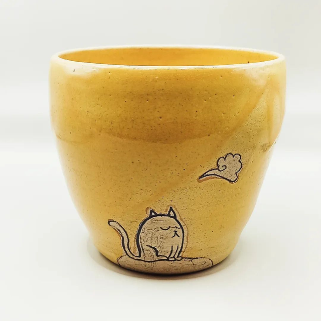 Cat vase with two wee birds