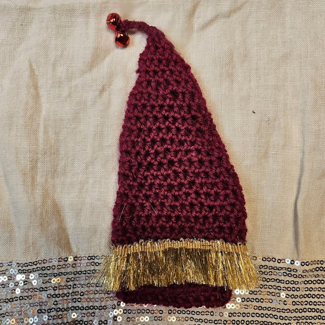 Keppihevosen tonttulakki (virkattu) - Crocheted Santa hat for a hobby horse