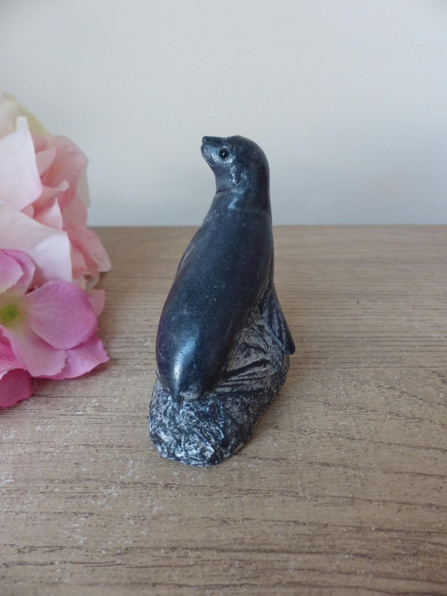 Figurine petit phoque sculpté en pierre de savon Wolf Original Canada, sculpture inuit otarie lion de mer, collection bébés animaux pierre