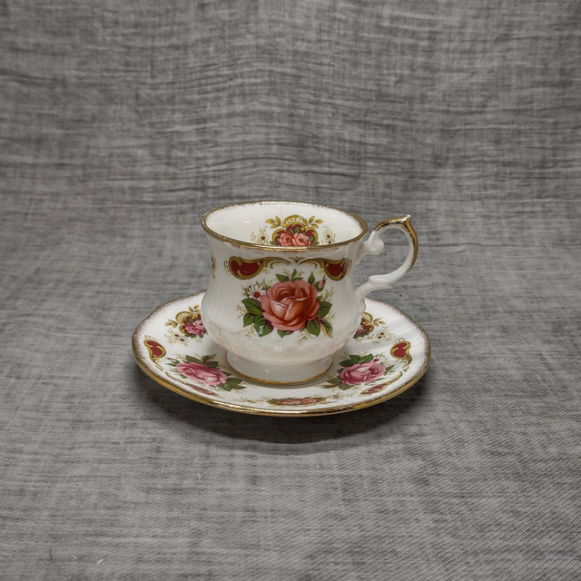 Queens | Kop (diameter 7 | hoogte 6,5) en Schotel (diameter 13 | hoogte 1,5 cm) Fine Bone China porselein &#039;Centenary Gear&#039; motief | Vintage