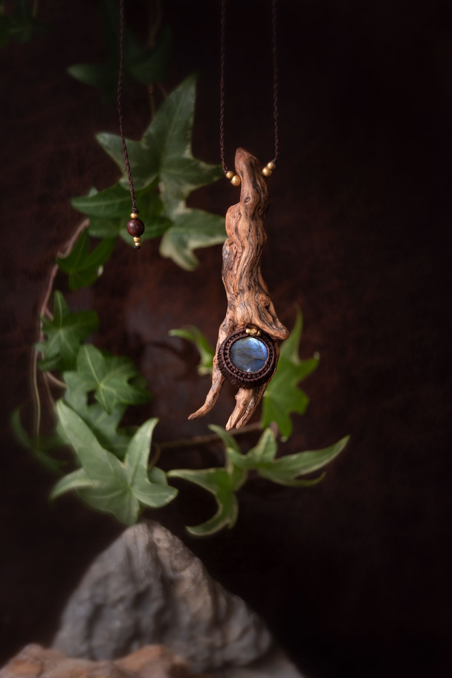 Woodhand - Talisman labradorite et racine de pin