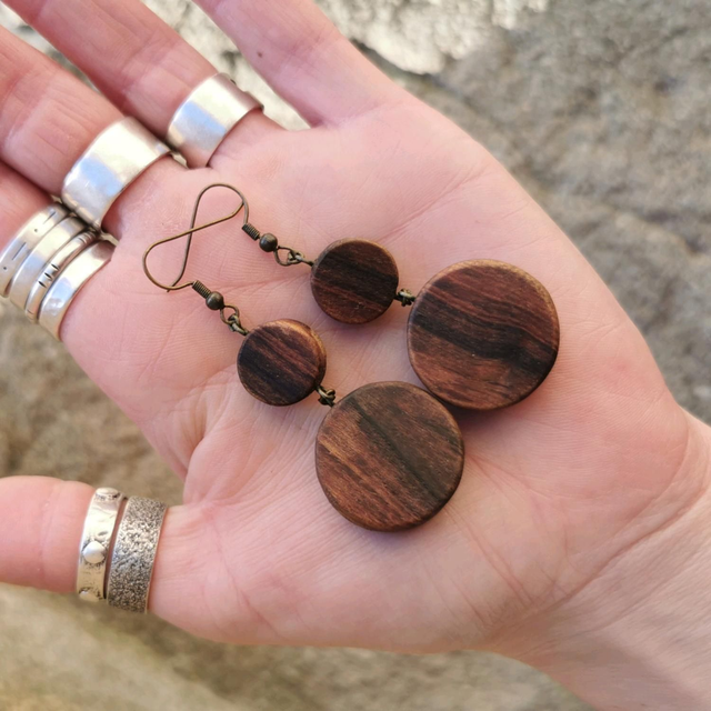 Boucles d'Oreilles en Bois de Noyer Noir et Laiton vieilli 
