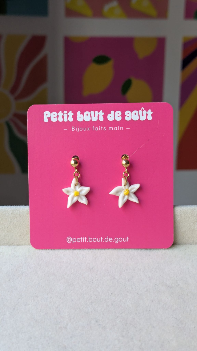 Boucles d'oreilles fleurs blanches