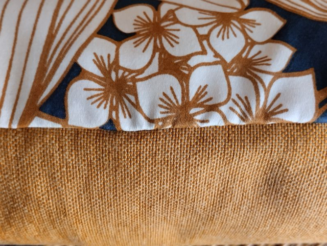 Housse de coussin long fait main floral esprit nature 50X30 en bleu et moutarde