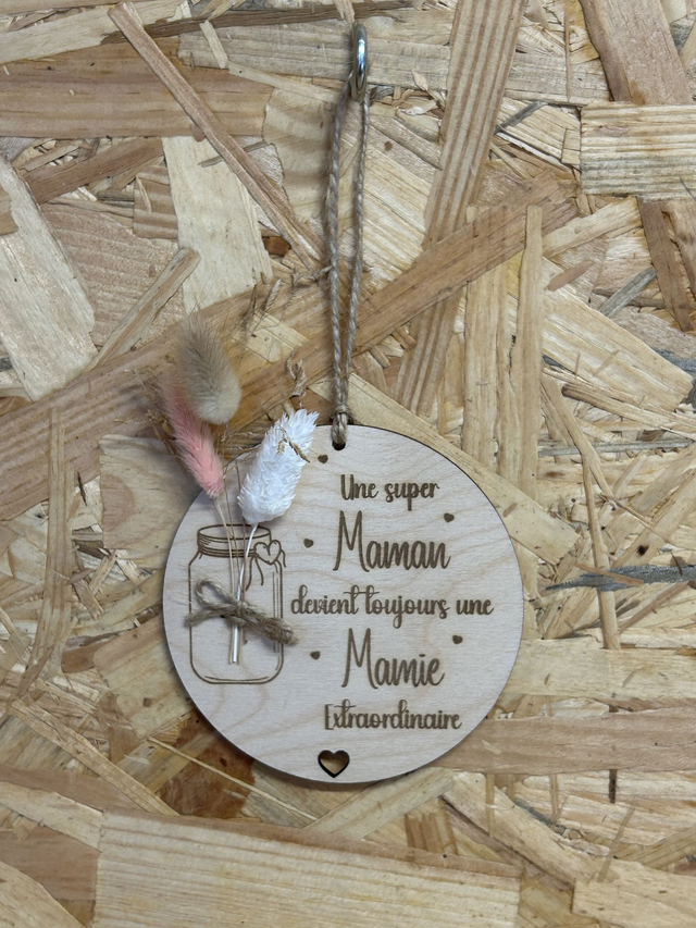 Plaque en bois "une super maman devient toujours une mamie formidable" avec fleurs séchées 