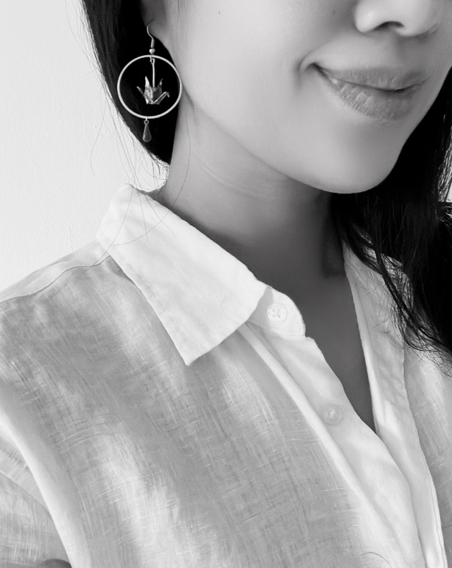 Oiseaux, Grue en Origami / Crochets plaqué or 14K / Papier japonais washi / Bleu clair, Or / Créole, Anneaux / Boucles d'oreilles / Bijou origami /