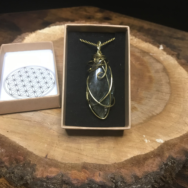 Pendentif LABRADORITE - BIJOU ARTISANAL Gamme &quot;DANA&quot; - [fils laiton et chaîne inox]