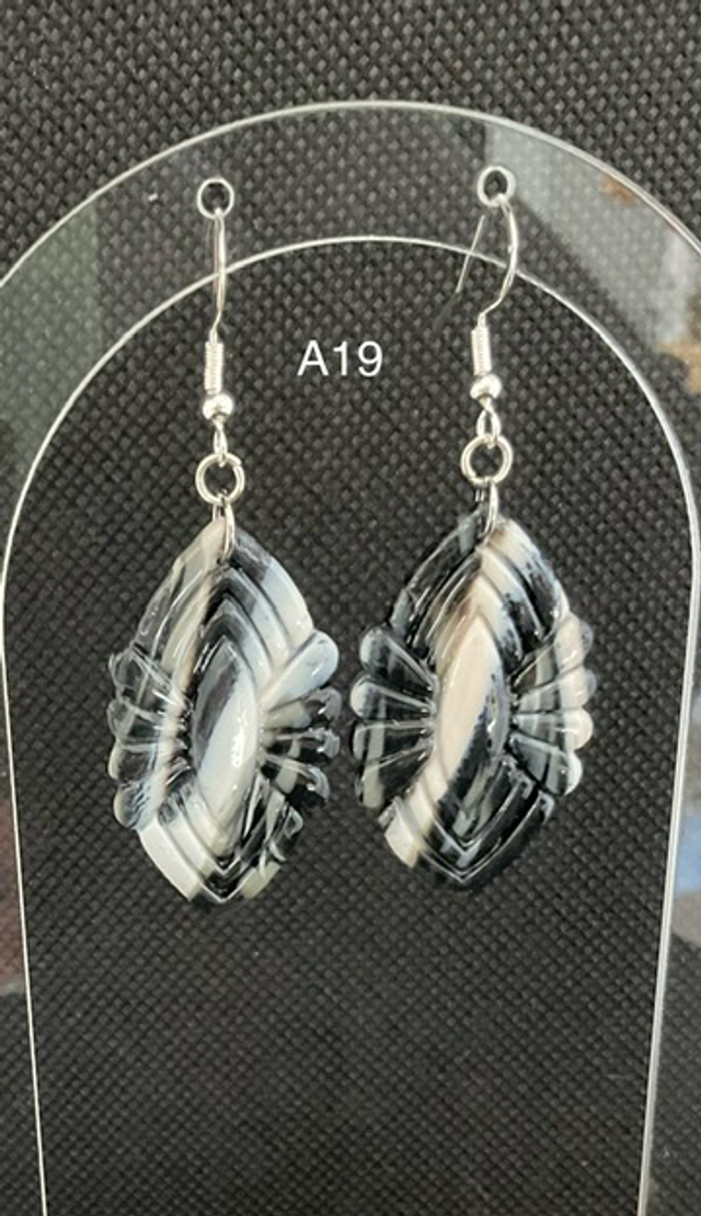 Boucles d’oreilles pendantes dorées ou argentées (acier inoxydable)en pâte polymère ; INTERDITES AUX MOINS DE 6 ANS