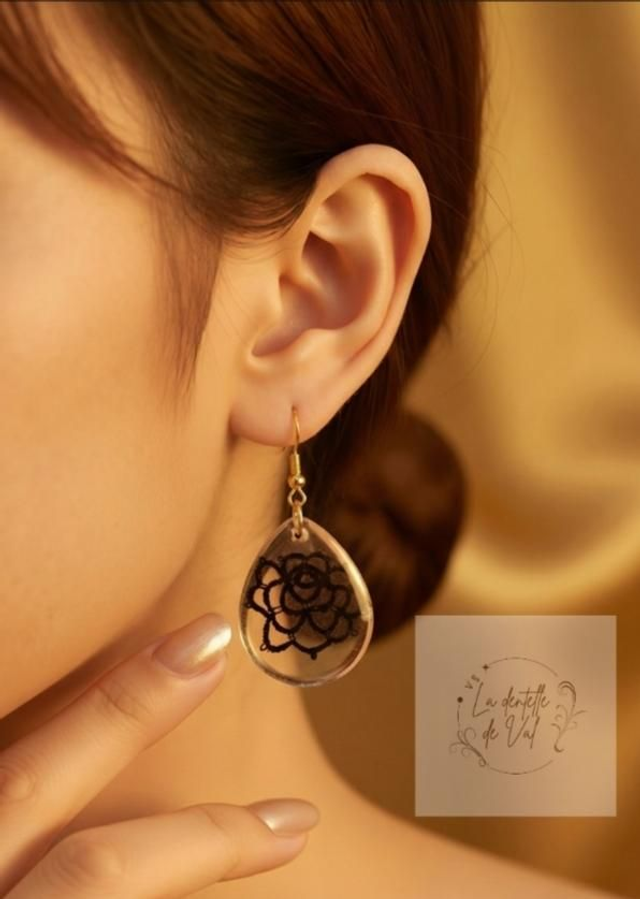Boucles d'oreilles noires dans goutte transparente. Code 7