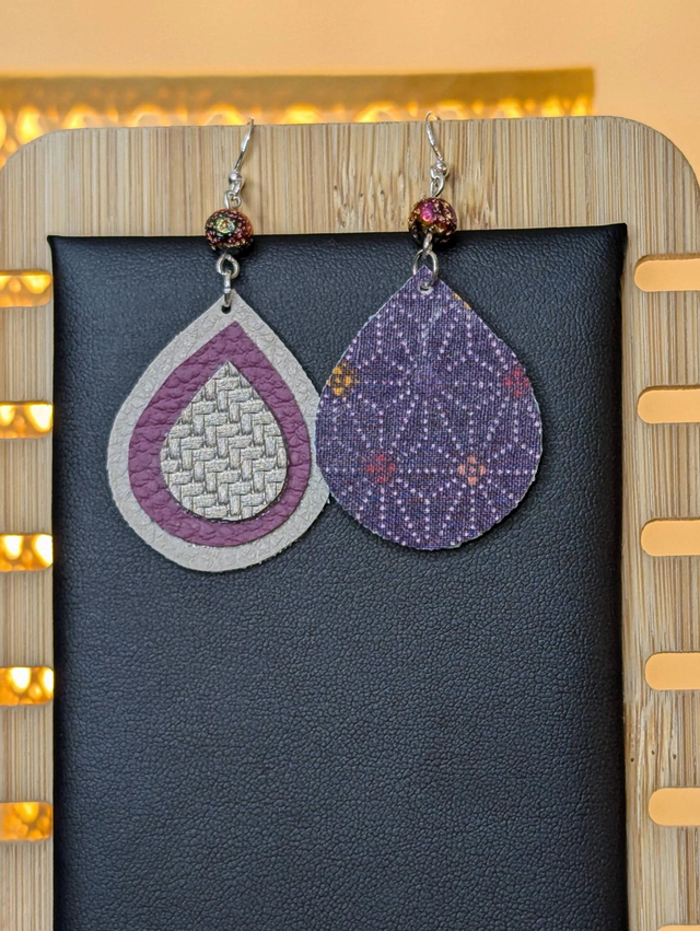 Boucles d'oreilles pendante en similicuir et en tissus enduit violet, gris argenté. avec des perles naturelles, le fermoir est en argent 925.